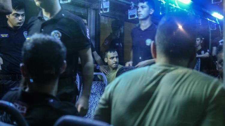 Arrestation de militaires par des policiers le 16 juillet 2016 à Istanbul [BULENT KILIC / AFP]