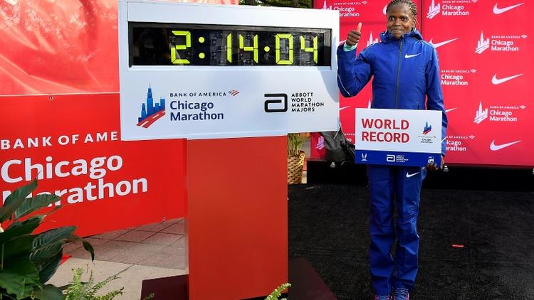 La Kényane Brigid Kosgei victorieuse du marathon de Chicago, record du monde à la clé, le 13 octobre 2019 [Quinn Harris / Getty/AFP]