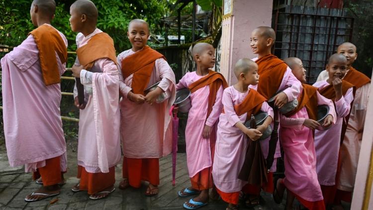 Quelques unes des 66 filles accueillies par le couvent boudhiste de Mingalar Thaikti, le 19 octobre 2019   [Ye Aung THU / AFP]