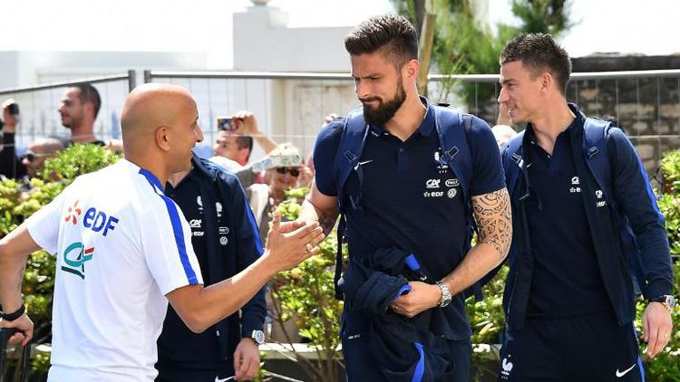 Les Bleus d'Arsenal Olivier Giroud et Laurent Koscielny, le 17 mai 2016 à Biarritz lors de leur arrivée à l'hotel de l'equipe de France [FRANCK FIFE / AFP]