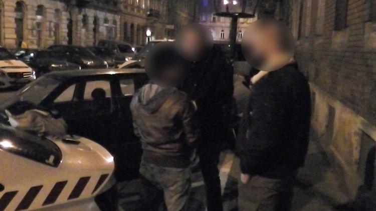 Photo diffusée par la police hongroise montrant l'arrestation du hacker portugais Rui Pinto, le 16 janvier 2019 à Budapest [Handout / Police hongroise/AFP]