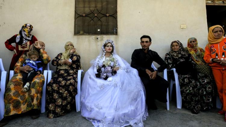 Ahmad (C-D) et son épouse Heba (C-G) durant leur mariage à Raqa, le 27 octobre 2017 [Delil souleiman / AFP]