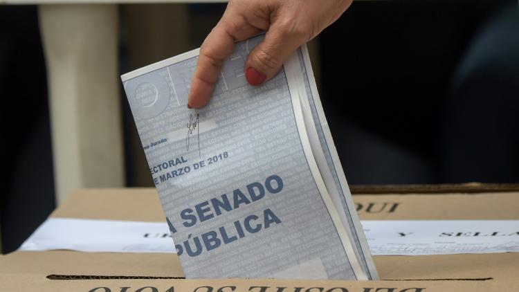 Une femme vote aux élections législatives colombiennes à Bogota, le 11 mars 2018 [Raul ARBOLEDA / AFP]