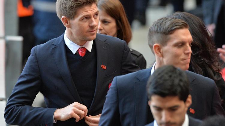 Le capitaine du Liverpool FC, Steven Gerrard (à gauche), quitte Anfield Road à Liverpool après la cérémonie du souvenir pour le 25e anniversaire de la tragédie de Hillsborough le 15 avril 2014 [Paul Ellis / AFP]