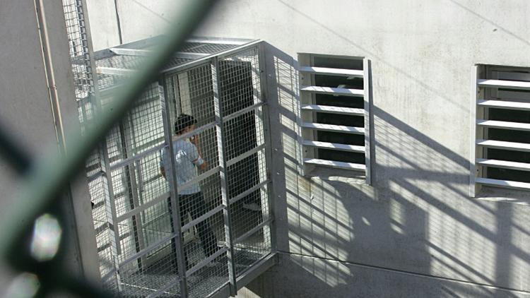 Un jeune au Centre de rétention administrative du Canet (CRA), le 5 décembre 2006 à Marseille [BORIS HORVAT / AFP/Archives]