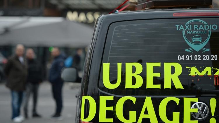 "Uber dégage!" inscrit sur un taxi, à Marseille le 27 janvier 2016 [BORIS HORVAT / AFP]