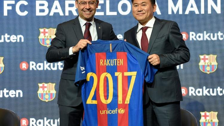 Le président du FC Barcelone Josep Maria Bartomeu et le directeur général du groupe japonais Rakuten Hiroshi Mikitani, le 16 novembre 2016 au Camp Nou [LLUIS GENE / AFP]
