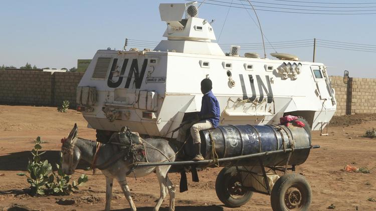 Un véhicule de la Minuad, à Al-Fashir, capitale du Darfour Nord, le 16 décembre 2013 [Ashraf Shazly / AFP]