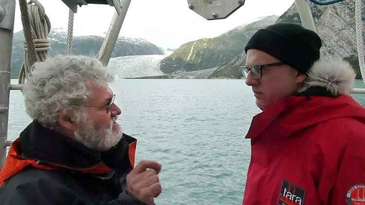 Les responsables de l'expédition "Tara-Océans", Etienne Bourgois (D), propriétaire de la goélette et le biologiste Eric Karsenti, devant le glacier Pia et la péninsule de Patagonie (Chili), le 4 février 2011 [Patrick FILLEUX / AFP/Archives]