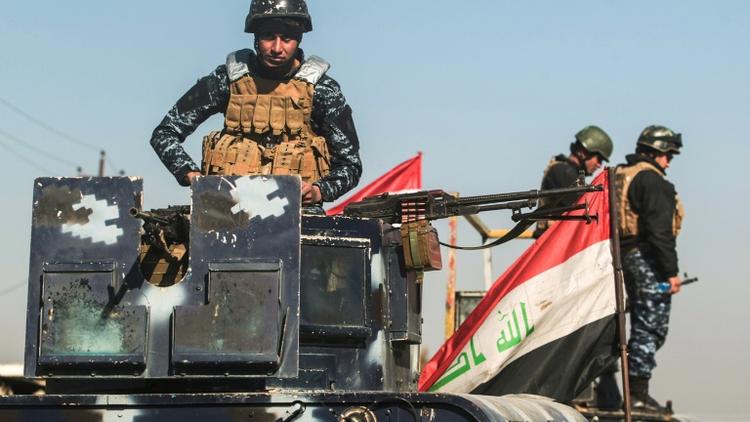 Les forces irakiennes dans le village d'Al-Bousseif, au sud de Mossoul, le 22 février 2017 [AHMAD AL-RUBAYE / AFP]