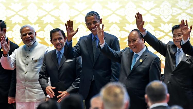 Barack Obama (c), le Premier ministre indien Narendra Modi (g), le sultan de Brunei Hassanal Bolkiah (2è g), le Premier ministre vietnamien Nguyen Xuan Phuc (2è d), le Premier ministre du Laos Thongloun Sisoulith (d), lors d'une séance photo au sommet de l'Asean à Vientiane, le 8 septembre 2016 [ROSLAN RAHMAN / AFP]