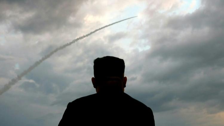 Capture d'écran de la télévision KCTV montrant le leader nord-coréen Kim Jong Un assister au lancement d'un missile, le 31 juillet 2019 depuis un poste d'observation non localisé [Handout / KCTV/AFP/Archives]