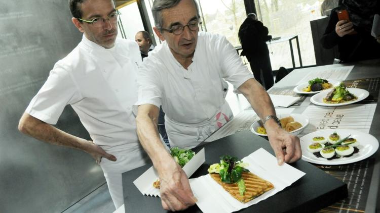 Sebastien Bras (g) et son père Michel dans un de leurs restaurants, à Rodez, le 25 mars 2014 [JOSE TORRES / AFP/Archives]