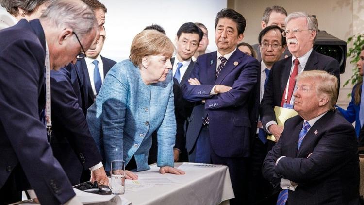 Photo prise par un photographe officiel pour le gouvernement allemand, le 9 juin 2018 à la Malbaie, au Québec, du président américain Donald Trump, assis, faisant face à la chancelière allemande Angela Merkel et aux autres participants du G7 [Jesco DENZEL / Bundesregierung/AFP]