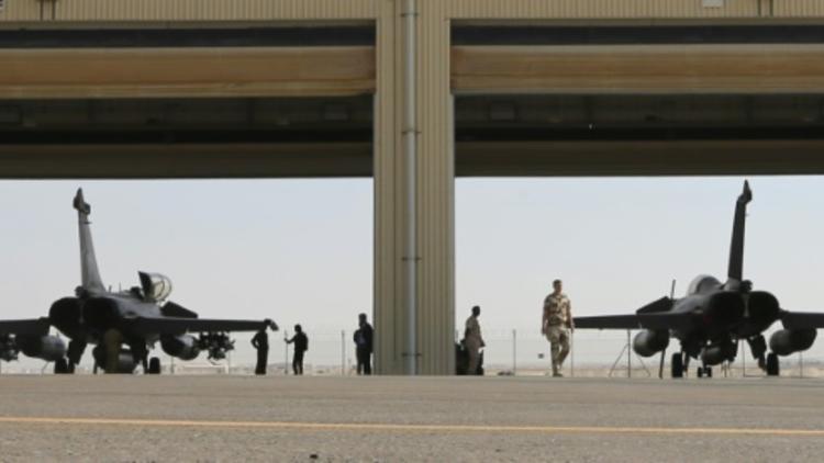 Un Rafale de l'armée française sur le tarmac d'une base militaire dans le Golfe, le 17 novembre 2015 [KARIM SAHIB / AFP]