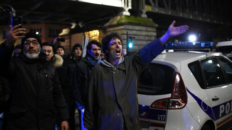 Des manifestants devant le théâtre des Bouffes du Nord à Paris, où le président Emmanuel Macron assistait à une représentation, le 17 janvier 2020 [Lucas BARIOULET / AFP]