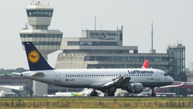 Un avion de la Lufthansa le 25 juin 2015 à l'aéroport Tegel à Berlin [JOHN MACDOUGALL / AFP]