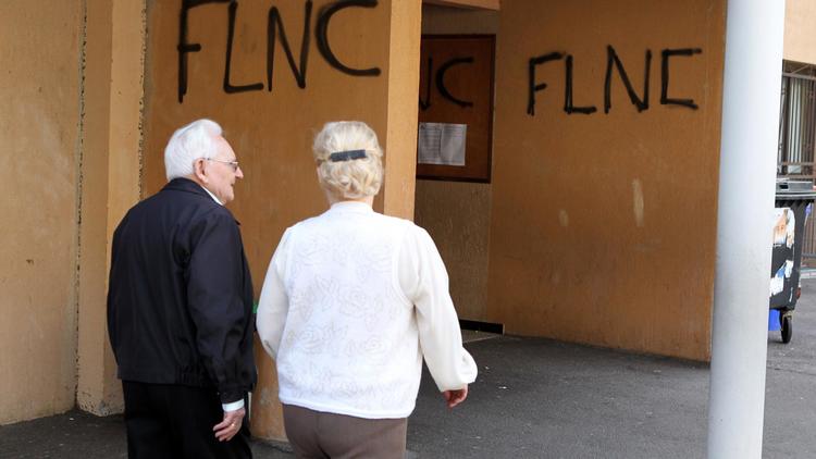 Des Corses arrivent à un bureau de vote taggé par le FLNC à Bastia le 30 mars 2014 [Pascal Pochard-Casabianca / AFP/Archives]