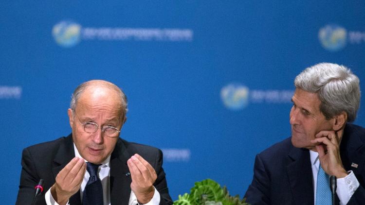 Le ministre des Affaires étrangères Laurent Fabius s'adresse à son homologue américain John Kerry lors d'un sommet sur le climat le 29 septembre 2015 à New York [KENA BETANCUR / AFP/Archives]