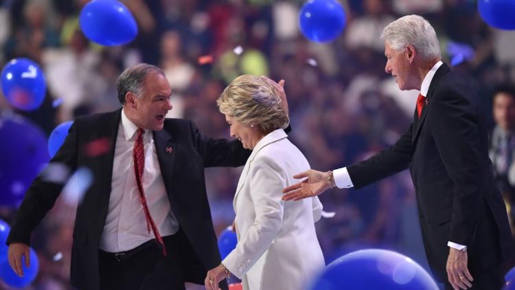 L'ancien président Bill Clinton (d) accompagne sa femme Hillary sur scène et Tim Kaine (g) colisiter démocrate, lors de la convention démocrate à  Philadelphie, le 28 juillet 2016 [Nicholas Kamm                        / AFP]