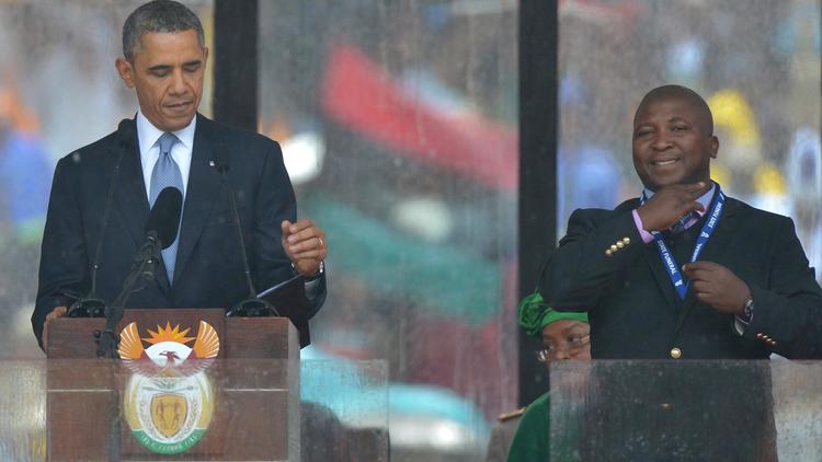 L'interprète en langue des signes à côté du président américain Barack Obama pendant la cérémonie d'hommage à Nelson Mandela à Johannesburg, le 11 décembre 2013