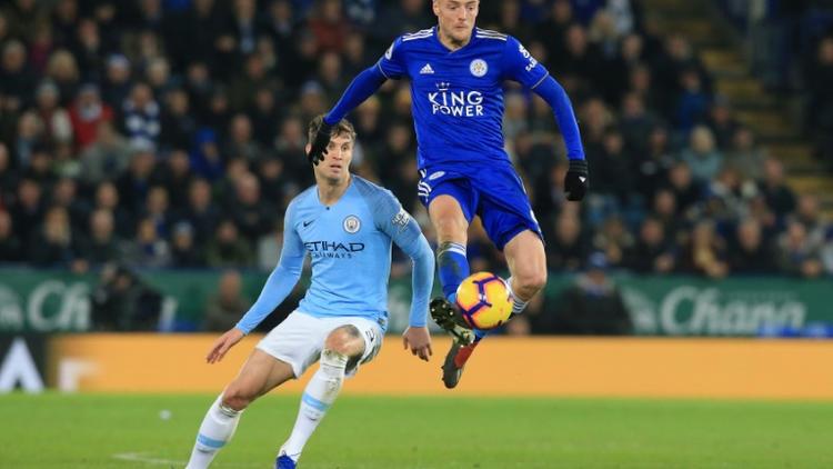 L'attaquant de Leicester Jamie Vardy devant le défenseur de Manchester City John Stones, le 26 décembre 2018 à Leicester  [Lindsey PARNABY / AFP]