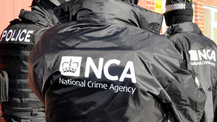 Photo diffusée par l'agence nationale britannique contre le crime montrant des agents en exercice, le 7 octobre 2013 [- / National Crime Agency/AFP/Archives]