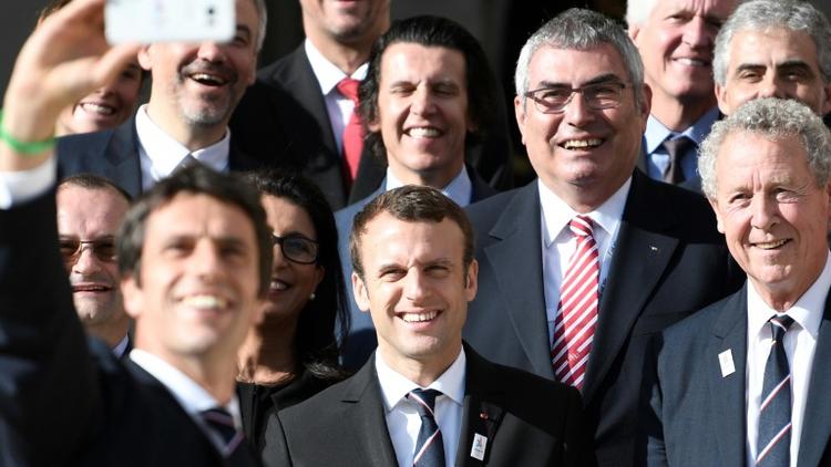 Le président Emmanuel Macron et le co-président de Paris 2024, Tony Estanguet (g, derrière), le 15 mai 2017 à l'Elyse [STEPHANE DE SAKUTIN / AFP]