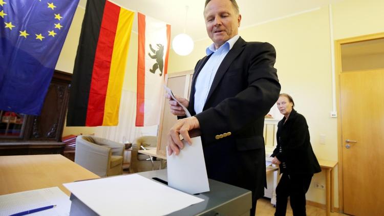 Georg Pazderski, candidat du parti AfD (Alternative pour l'Allemagne), vote aux élections régionales à Berlin le 18 septembre 2016 [Wolfgang Kumm / dpa/AFP]