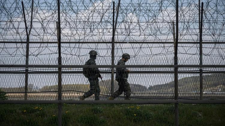 Des soldats sud-coréens en patrouille le long de barbelés dans la Zone démilitarisée (DMZ), le 23 avril 2020 à Ganghwa-gun [Ed JONES / AFP/Archives]