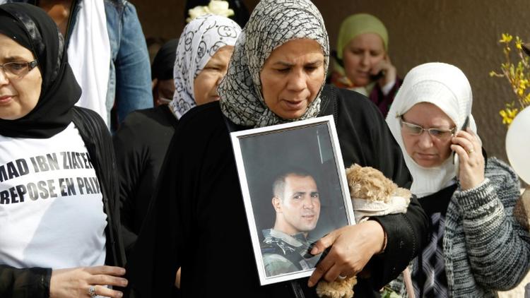 La mère d'Imad Ibn Ziaten, avec une photo de son fils, lors d'une marche silencieuse le 24 mars 20112 à Sotteville-lès-Rouen [CHARLY TRIBALLEAU / AFP/Archives]