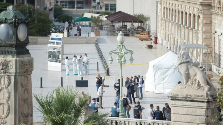 Une tente blanche a été montée sur le parvis de la gare Saint-Charles à Marseille le 1er octobre 2017, pour permettre aux enquêteurs de travailler [BERTRAND LANGLOIS / AFP/Archives]