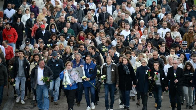 Les participants à la marche silencieuse à la mémoire de Alexia Daval, le  5 novembre 2017, à Gray (Haute-Saône) [Sebastien Bozon                      / AFP]