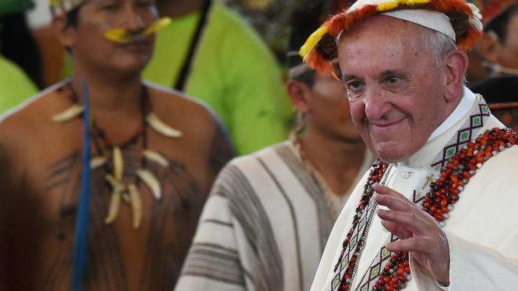 Le pape François porte les cadeaux qui lui ont été offerts par des communautés indigènes à Puerto Maldonado (Pérou) le 19 janvier 2018 [Cris BOURONCLE / AFP]