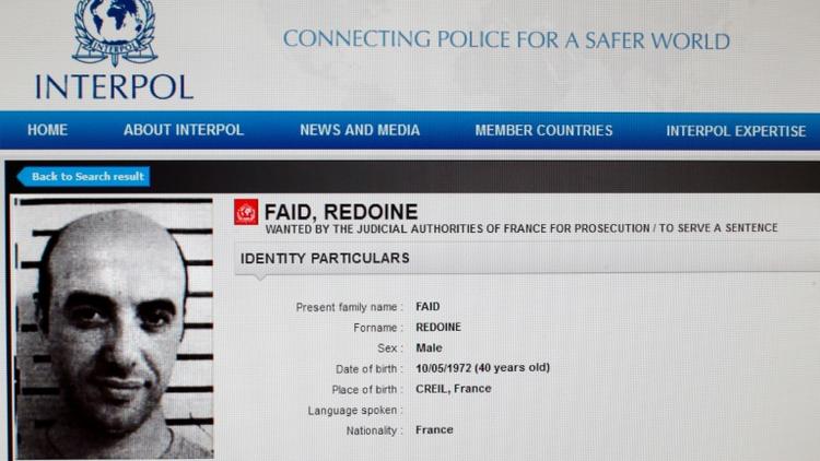 Une reproduction du site d'Interpol montrant la fiche de recherche du braqueur français Redoine Faïd, échappé de sa prison de Réau (Seine-et-Marne) le 1er juillet 2018. [INTERPOL/AFP/Archives]