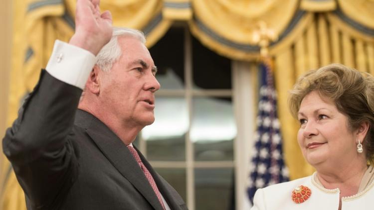 L'ancien PDG d'ExxonMobil Rex Tillerson nommé au poste de secrétaire d'Etat, a prêté serment à Washington le 1er février 2017, la main droite levée, l'autre posée sur une bible tenue par sa femme [NICHOLAS KAMM / AFP]