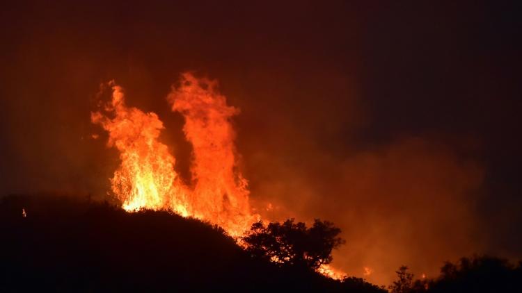 Un incendie fait rage à Carpinteria, au nord de Santa Barbara en Californie, le 12 décembre 2017 [FREDERIC J. BROWN / AFP]