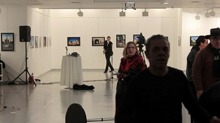 Scène de panique dans une galerie d'art, le 19 décembre 2016 à Ankara, suite au meurtre de l'ambassadeur russe en Turquie [Hasim KILIC / Hurryet/AFP]