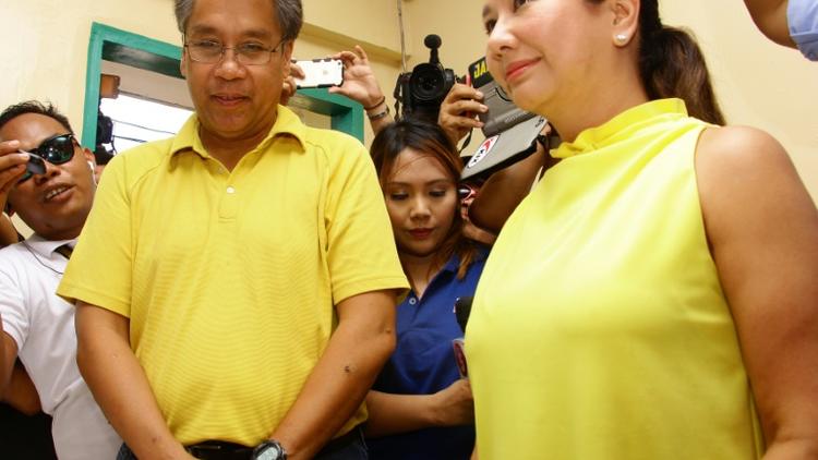 Candidat du parti au pouvoir pour l'élection présidentielle, Mar Roxas et sa femme Korina Sanchez-Roxas à leur arrivée au bureau de vote de Roxas City, dans la province de Capiz (centre) le 9 mai 2016 [Tara Yap / AFP]
