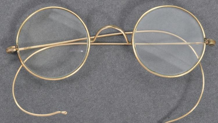 Une paire de lunettes ayant appartenu à Gandhi, sur une ohoto fournie le 19 août 2020 par la maison de vente aux enchères East Bristol Auctions [- / EAST BRISTOL AUCTIONS/AFP]