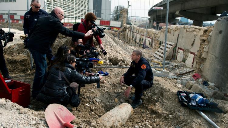 L'expert en déminage Christophe Perrier répond aux journalistes avant la procédure de neutralisation d'une bombe datant de la Seconde guerre mondiale, dans le quartier d'Arenc à Marseille, le 13 mars 2016 [BERTRAND LANGLOIS / AFP]