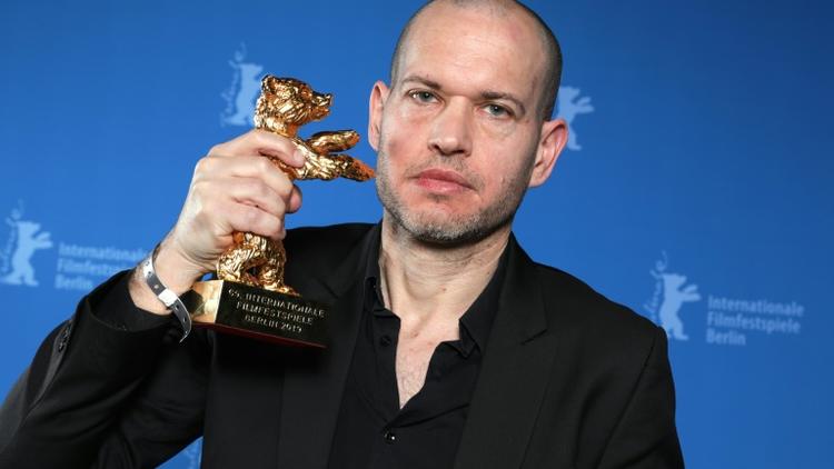 Le réalisateur israélien Nadav Lapid pose avec son Ours d'or du meilleur film lors de la cérémonie de remise des prix à la 69e édition de la Berlinale le 16 février 2019 à Berlin [Christoph Soeder / dpa/AFP]