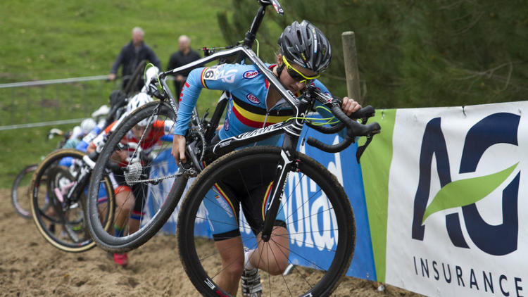 Le vélo de Femke Van den Driessche comporté un moteur caché lors des Championnats du monde de cyclo-cross.