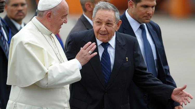 Le pape François est accueilli par le président Raul Castro à l'aéroport de La Havane, le 19 septembre 2015 [YAMIL LAGE / AFP]
