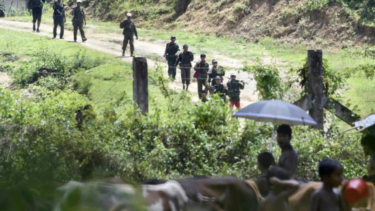 Des soldats birmans patrouillent dans un camp près du village d'Ukhia, entre la Birmanie et le Bangladesh, le 16 septembre 2017 [DOMINIQUE FAGET / AFP/Archives]