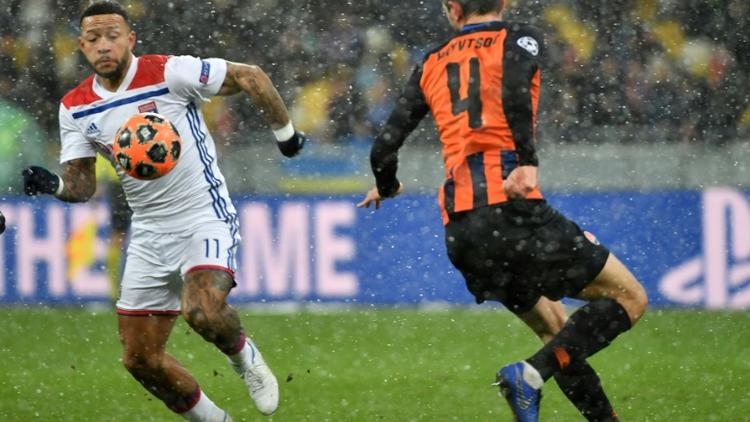 L'attaquant de Lyon Memphis Depay (g) face au défenseur du Shakhtar Donetsk Serhiy Kryvtsov en Ligue des champions, le 12 décembre 2018 à Kiev  [SERGEI SUPINSKY / AFP]
