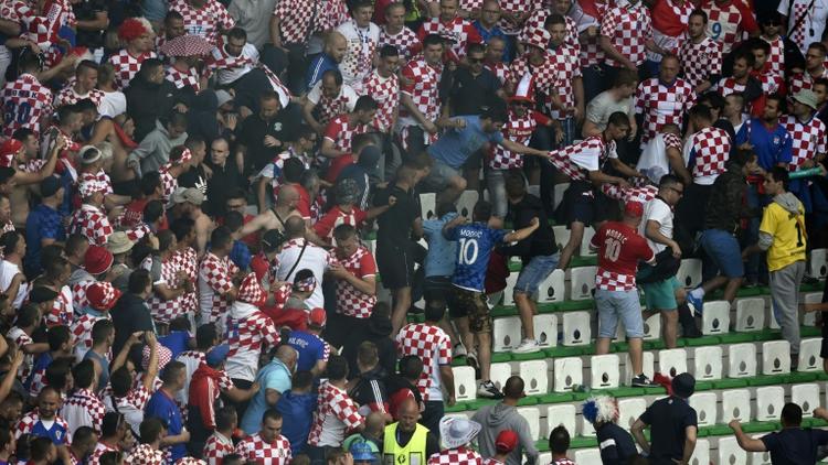 Bagarre entre supporters croates et tchèques lors du match de l'Euro-2016 opposant leur deux équipe à Saint-Etienne, le 17 juin 2016  [JEAN-PHILIPPE KSIAZEK                / AFP]