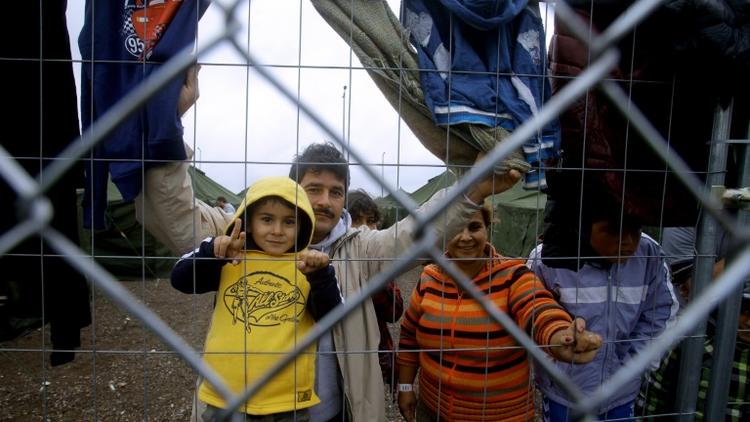 Une famille de migrants dans un camp à la frontière entre la Hongrie et la Serbie, près de Röszke, le 11 septembre 2015 [Peter Kohalmi / AFP/Archives]