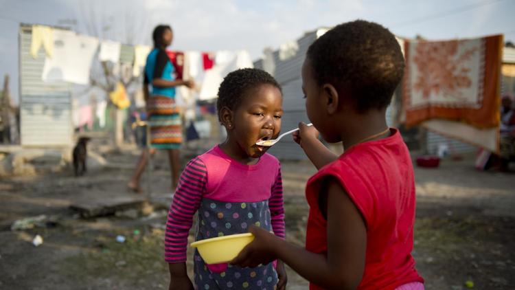 Deux petites Sud-Africaines à Marikana le 9 juillet 2013 [Odd Andersen / AFP/Archives]