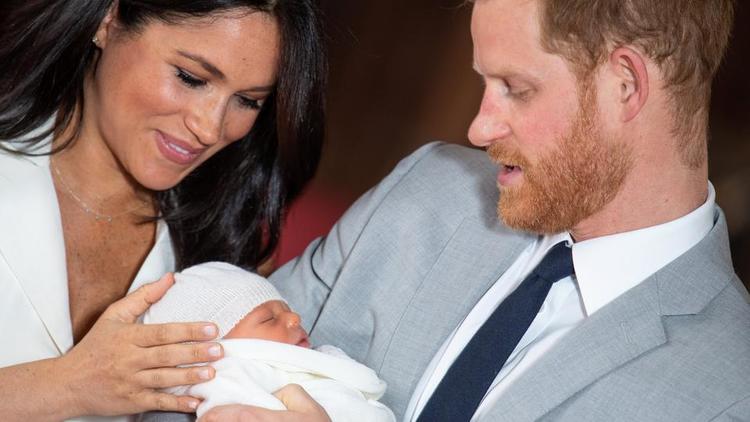 Sur Twitter, un faux compte a dévoilé une photo d'un nourrisson, prétendant qu’il s’agissait du bébé royal.